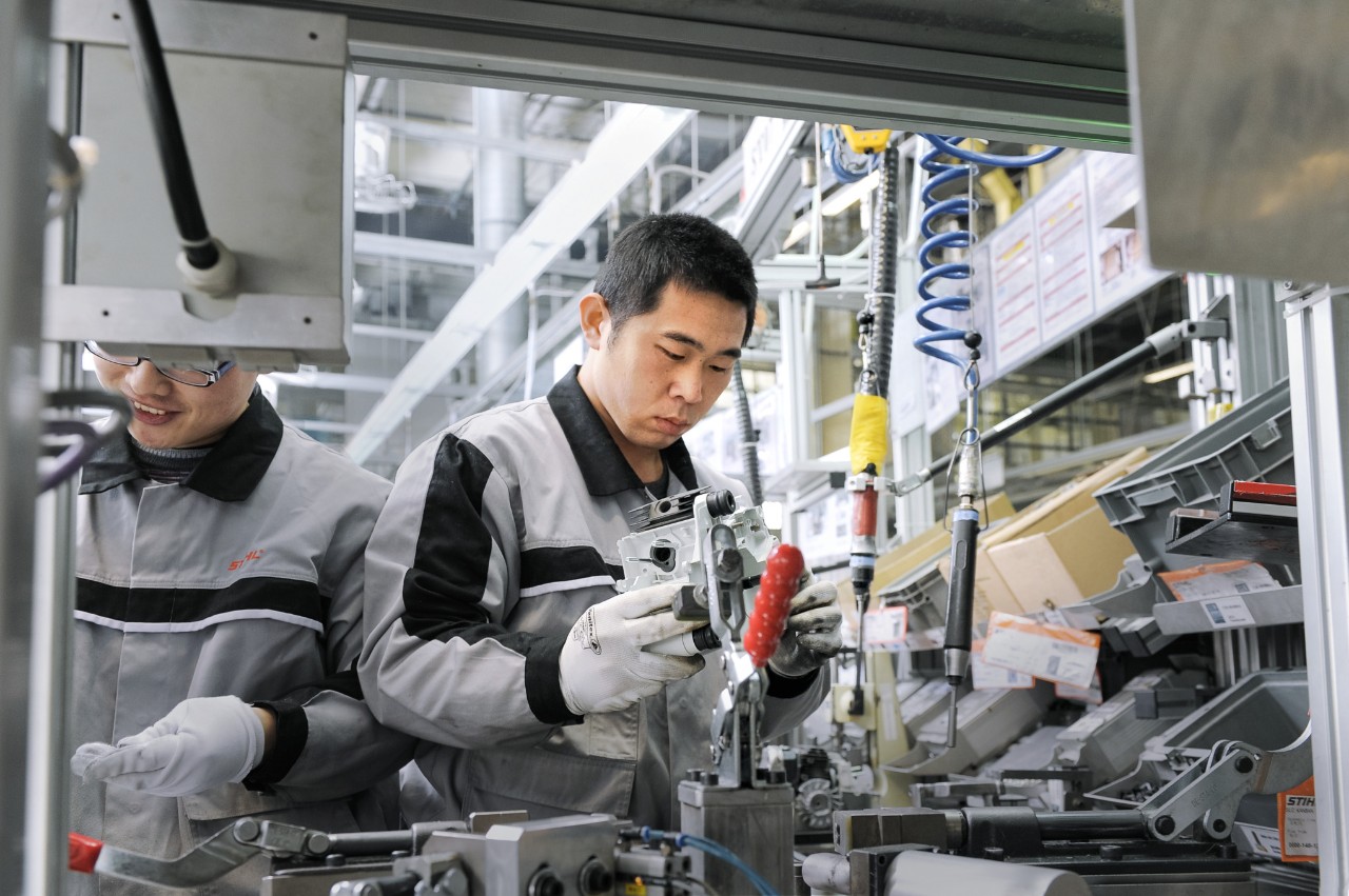 1,252 EMPLOYEES are currently working on a site of almost 65,000 square meters of production and office space.