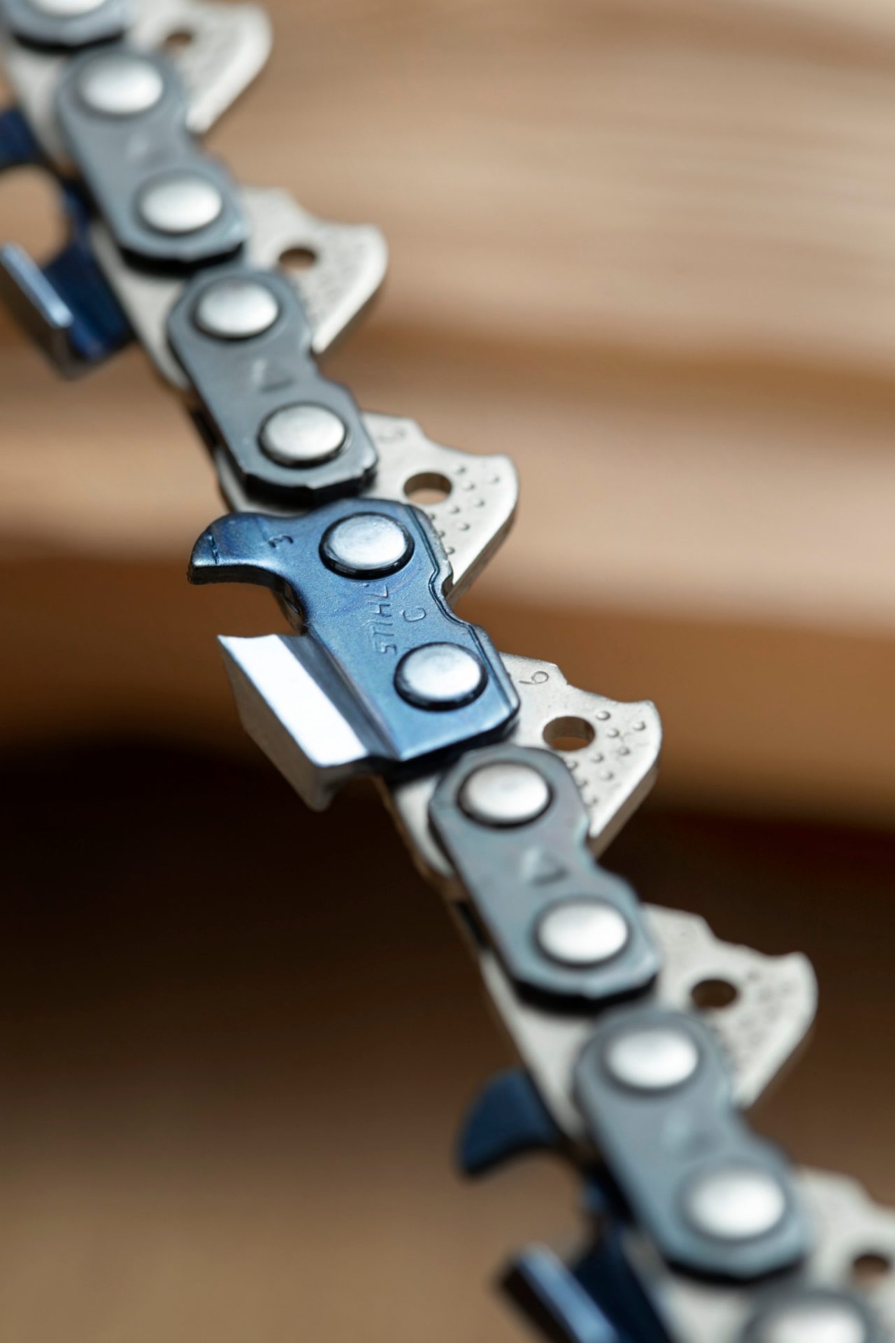 Small but powerful: RIVET BOLTS hold the saw chain together. To ensure that the chains have optimal hold, each individual rivet bolt is hardened using an induction process.